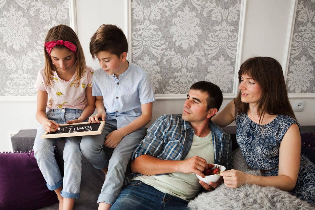 Ilustrasi anak dan orangtua 