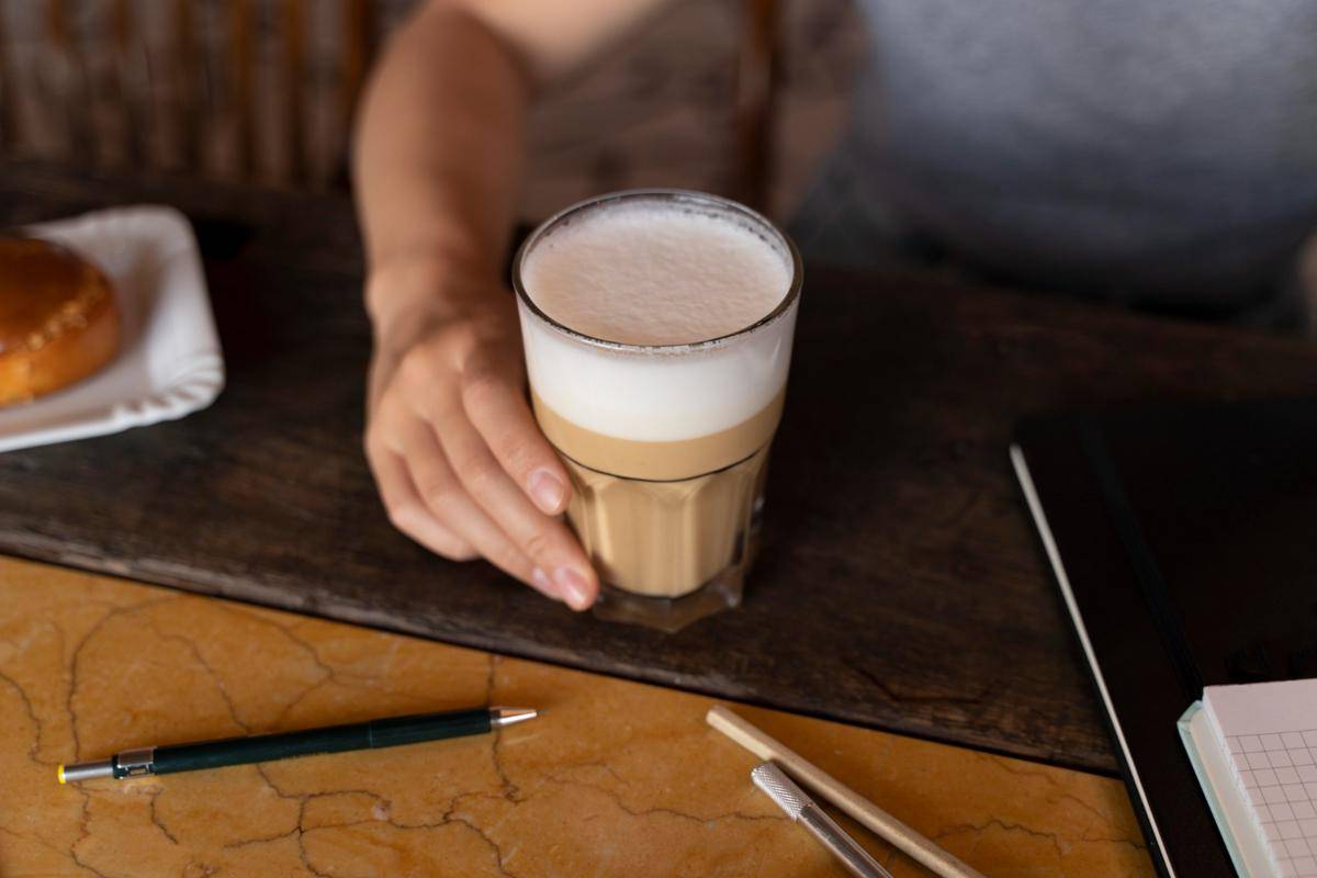 ilustrasi asal usul minuman dirty latte dan kopi susu