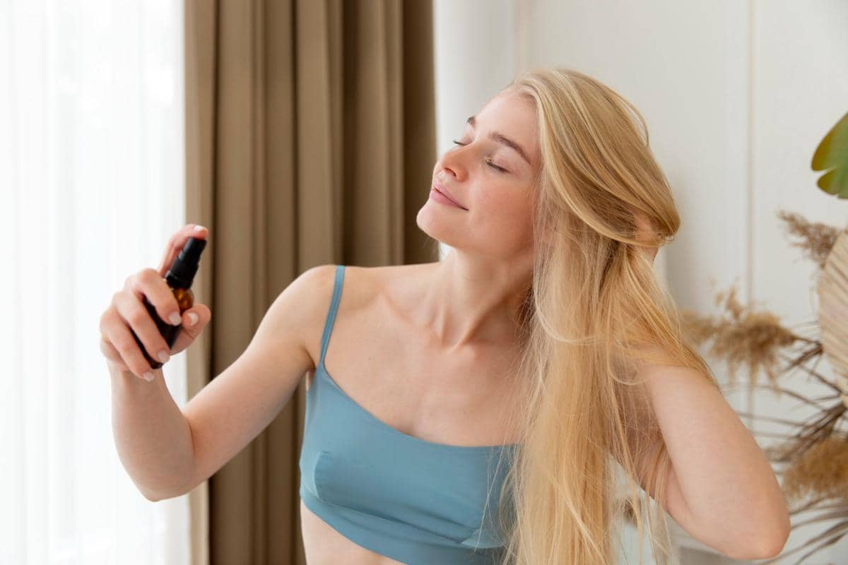 Ilustrasi menyemprotkan parfum