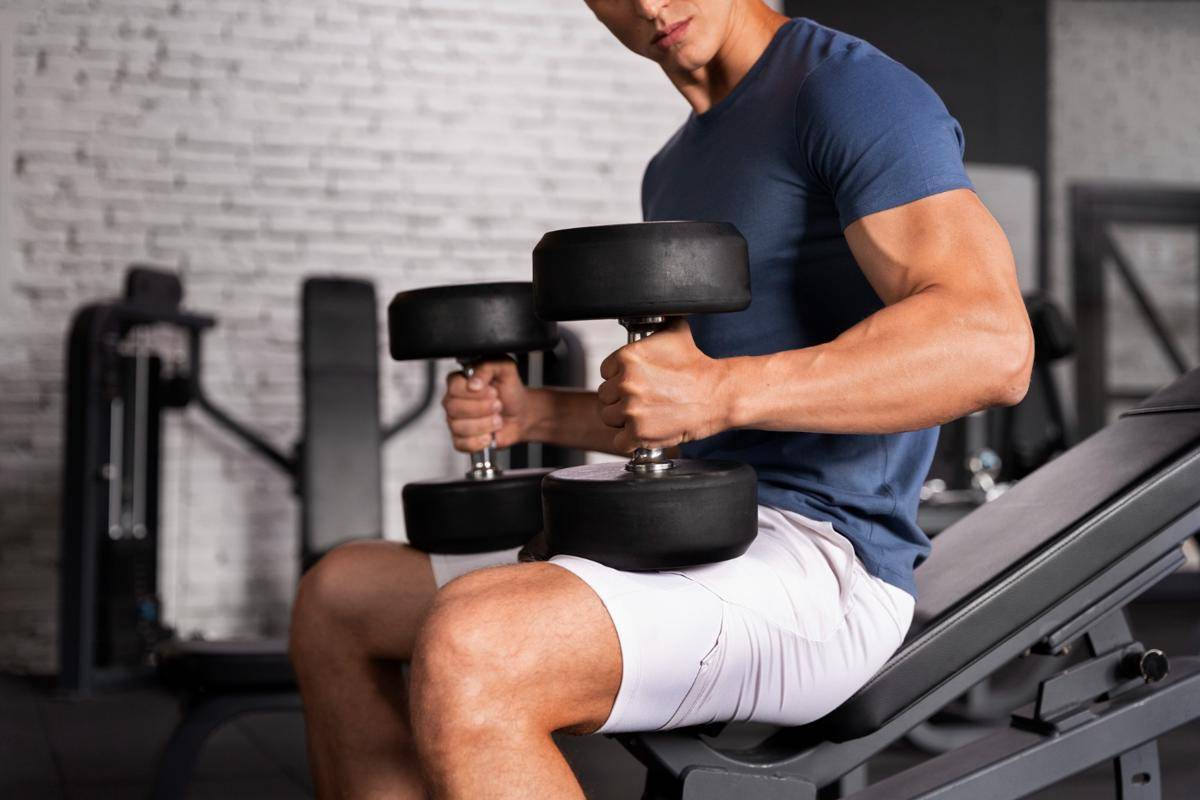 Ilustrasi gerakan gym hammer curl (freepik.com/freepik)