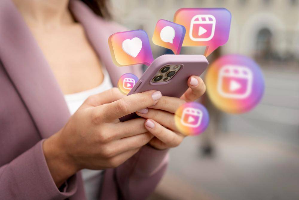 ilustrasi seseorang memegang handphone 