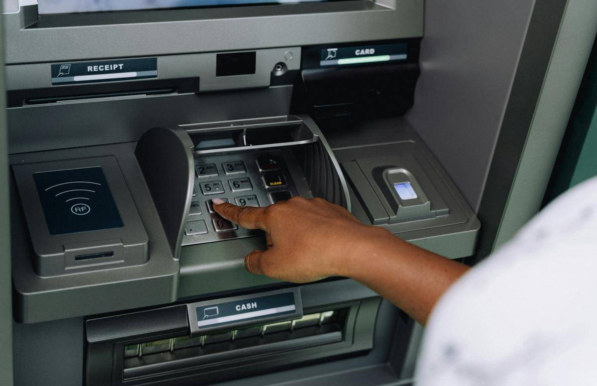 ilustrasi ATM (unsplash.com/mkumbwajr)