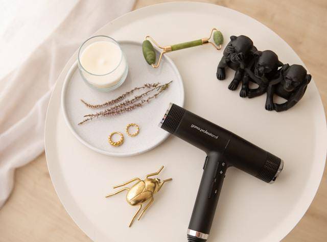 ilustrasi peralatan styling rambut pria (unsplash.com/Andrea Donato) 