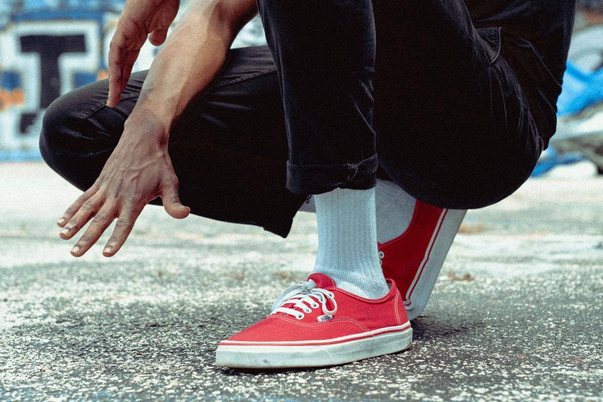 ilustrasi pria dengan celana jeans slim fit (unsplash.com/Brian Lundquist)