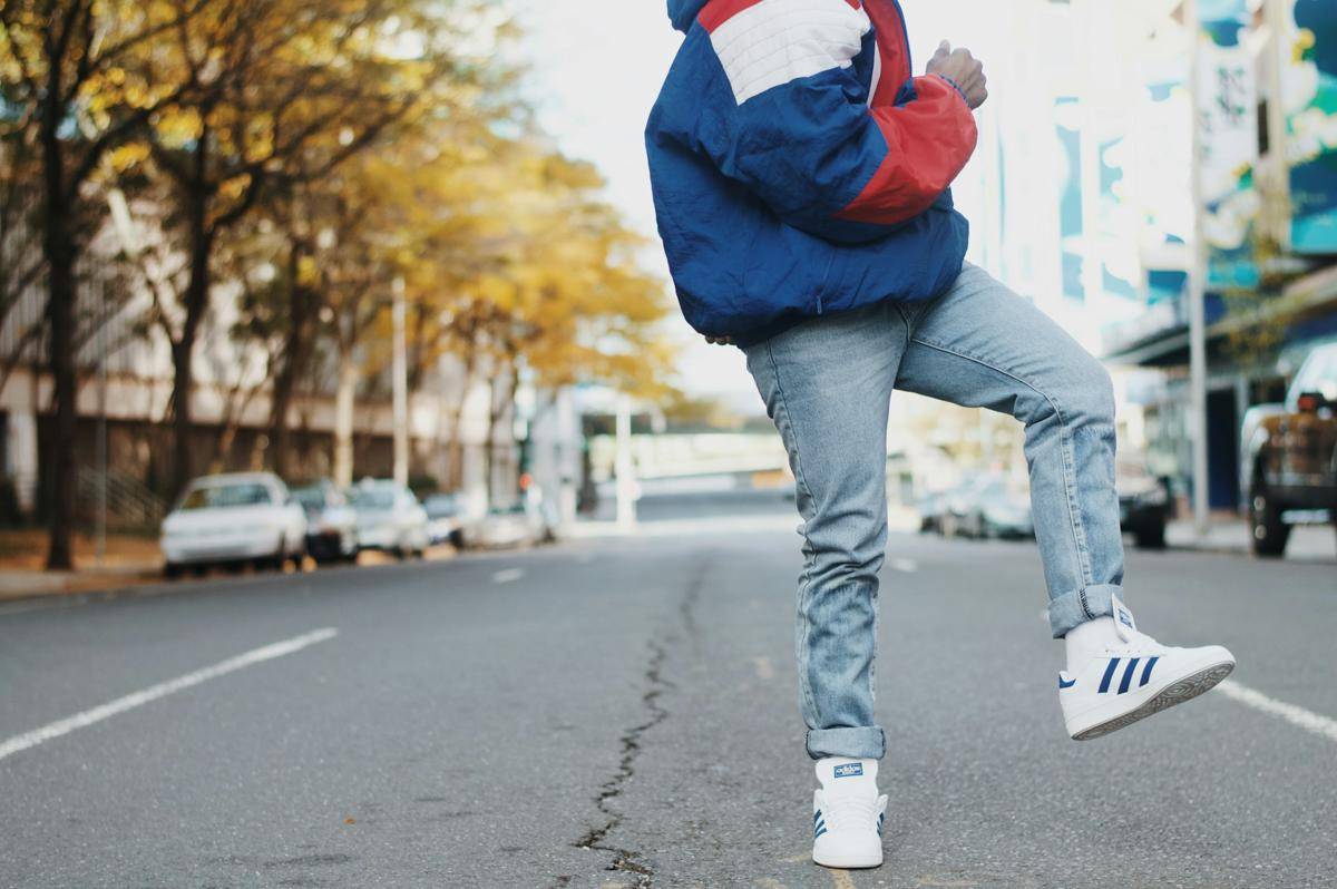 ilustrasi pria dengan celana jeans slim fit (unsplash.com/Cassandra Hamer)