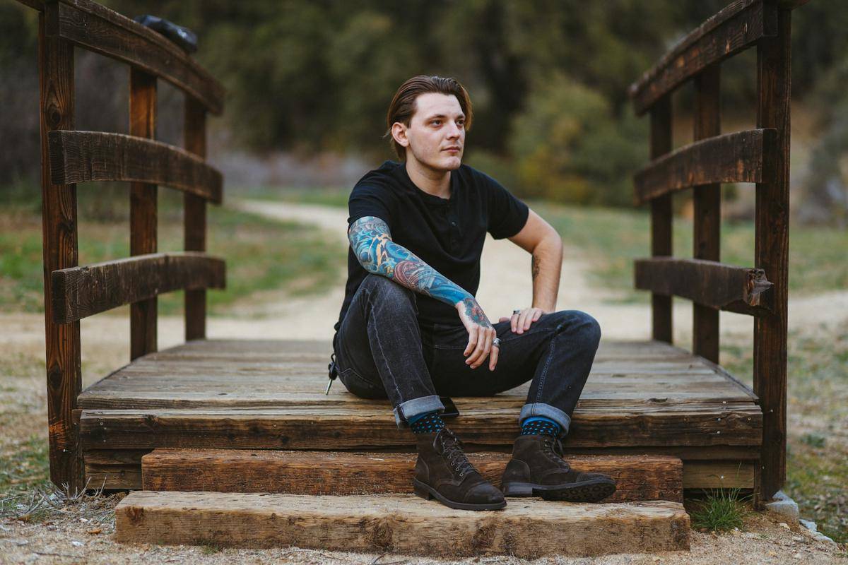 ilustrasi pria dengan celana jeans slim fit (unsplash.com/charley pangus)