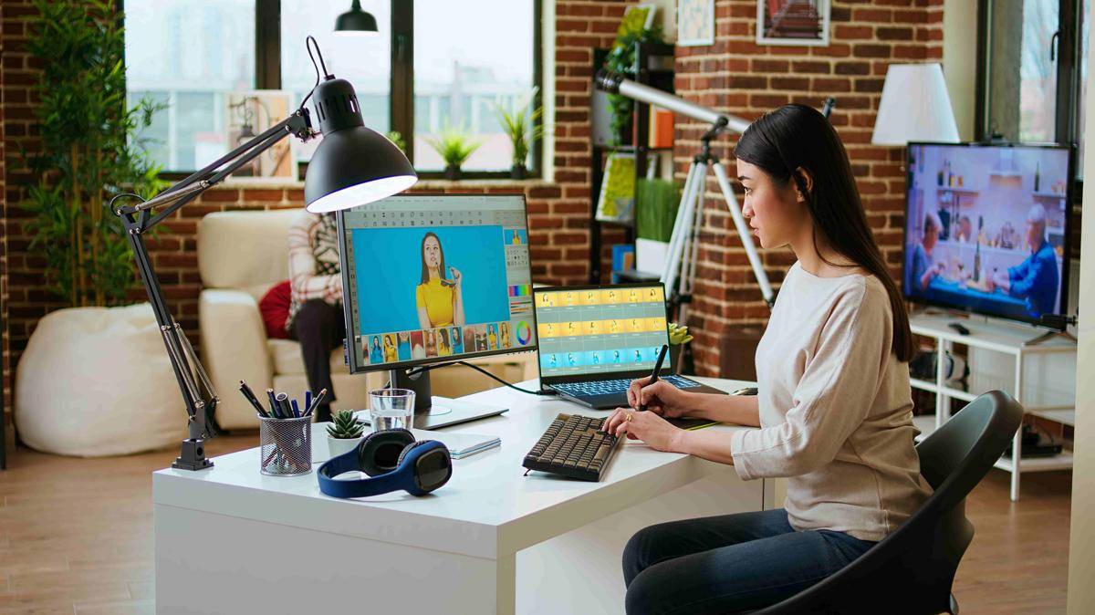 ilustrasi menonton video seputar desain (freepik.com/DC Studio)