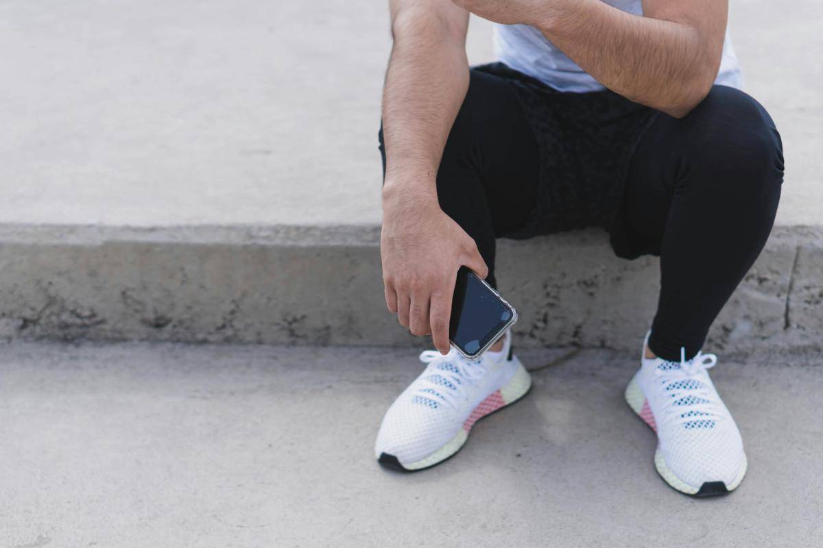 ilustrasi pria dengan celana jogger (unsplash.com/Fausto Sandoval)