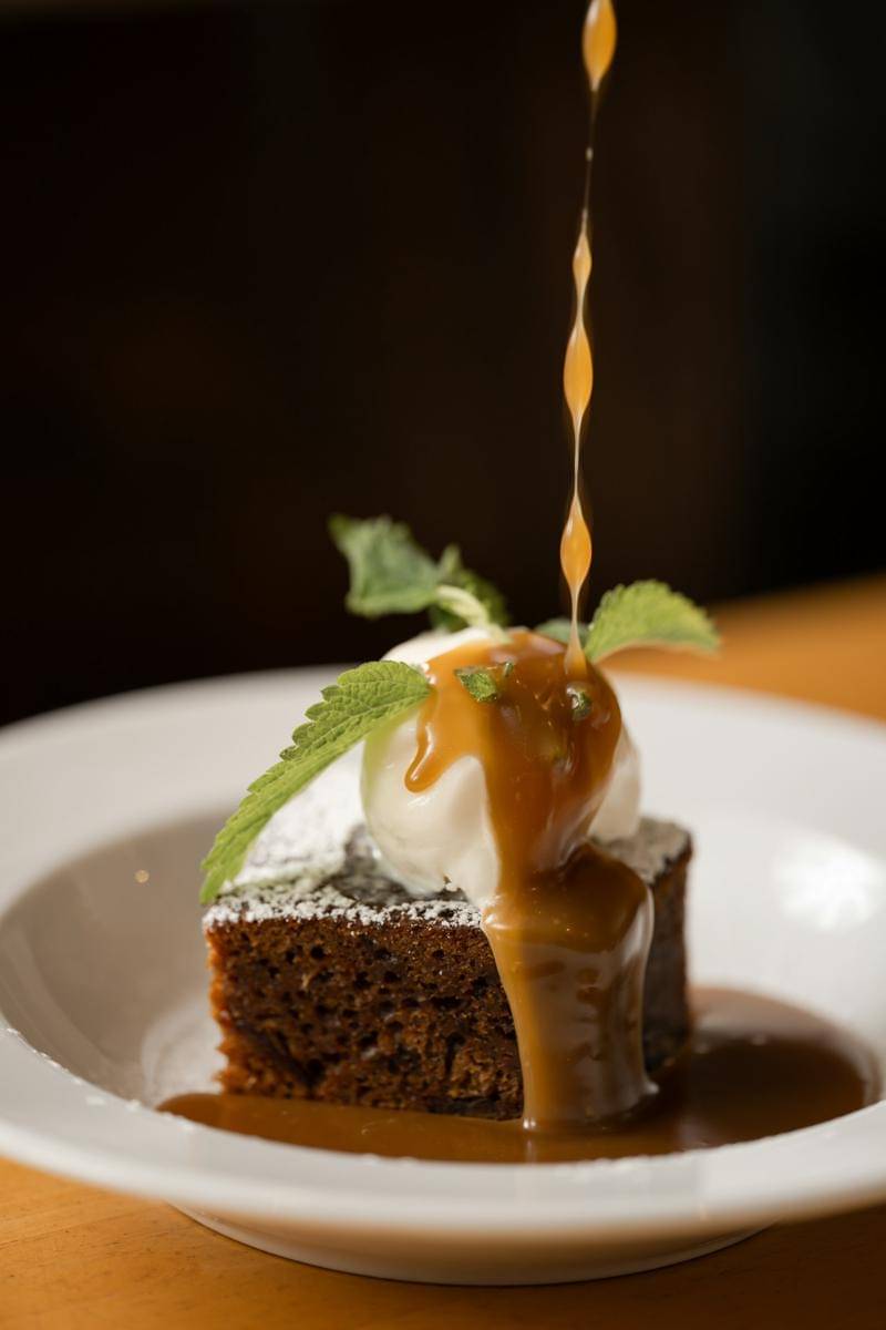 ilustrasi brownies diberi topping salted caramel