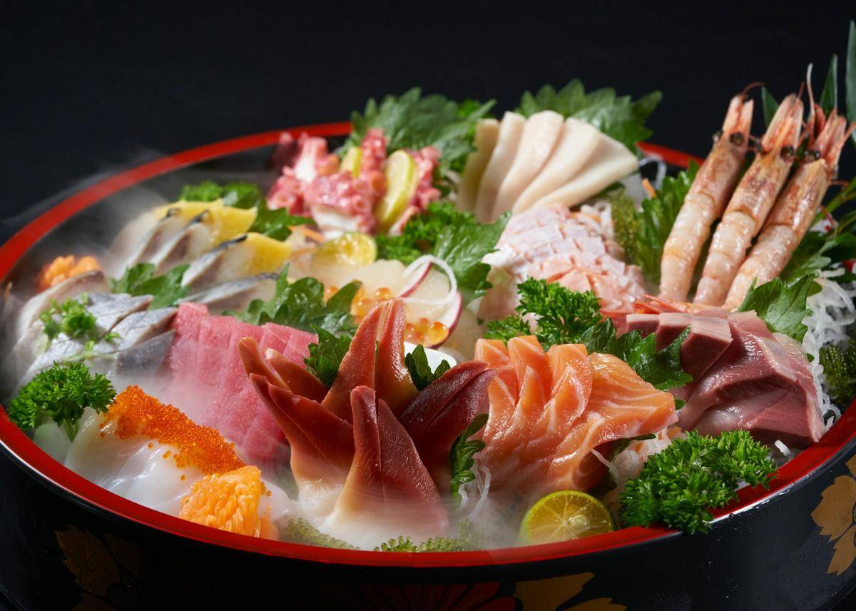 gambar sashimi (unsplash.com/Huyen Bui)