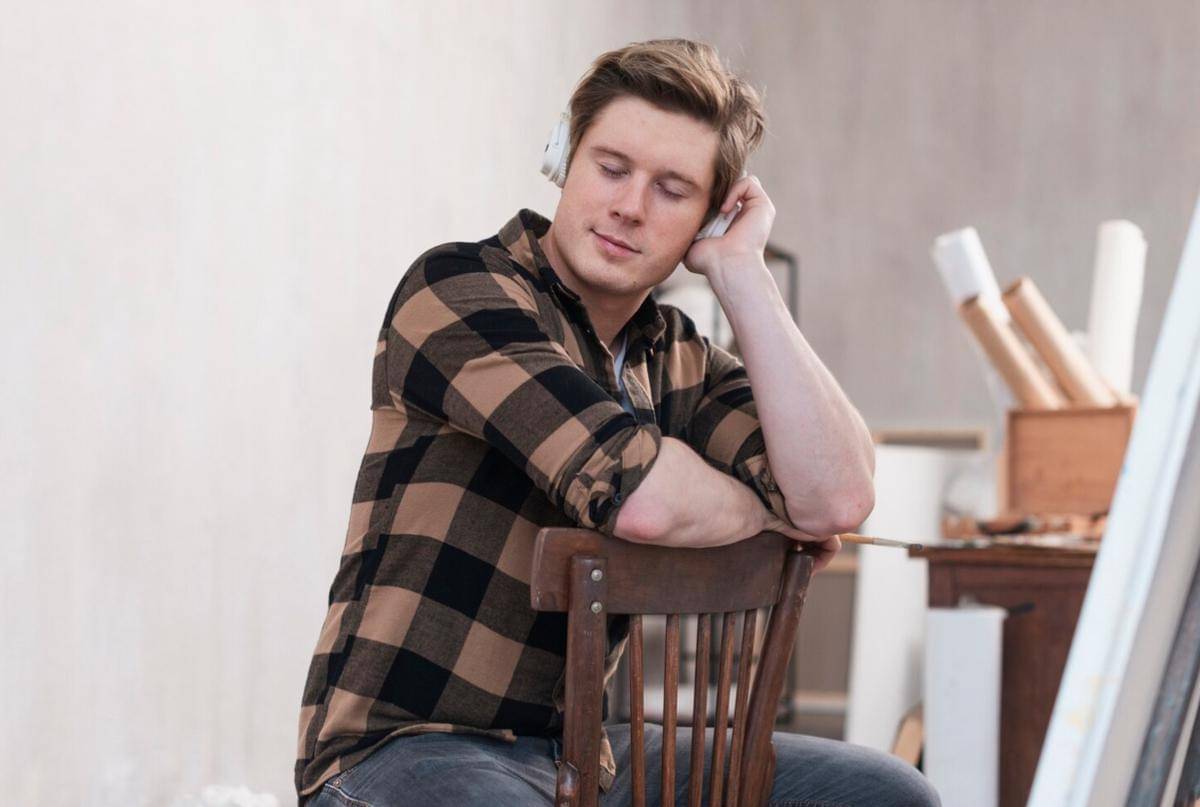 ilustrasi cowok penyendiri 