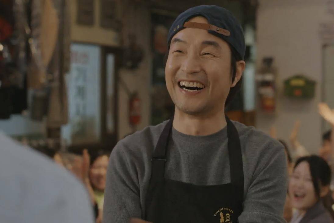 Mr. Shin (Han Suk Kyu) dalam drakor Shin's Project (dok. VIU/Shin's Project) 