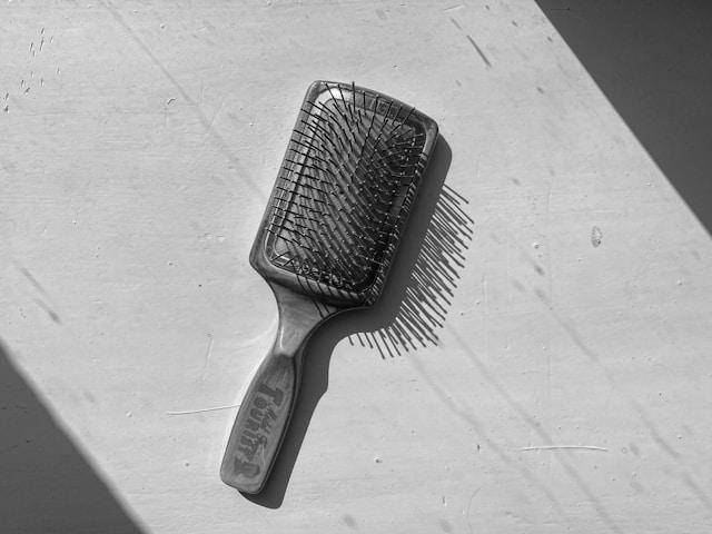 ilustrasi peralatan styling rambut pria (unsplash.com/Jamal Yaliyev) 