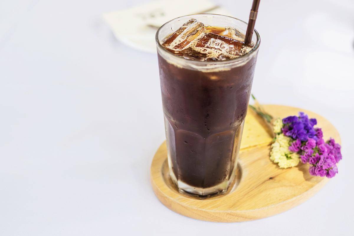 ilustrasi iced brown sugar americano (vecteezy.com/Srinrat Wuttichaikitcharoen)