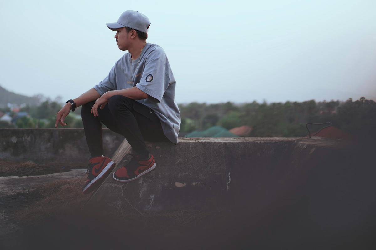 ilustrasi pria dengan celana jogger (unsplash.com/Napat Saeng)