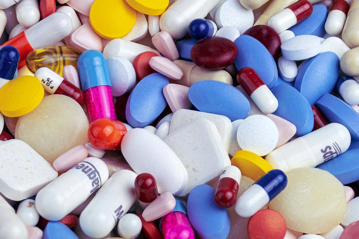 ilustrasi obat-obatan. (unsplash.com/Myriam Zilles)