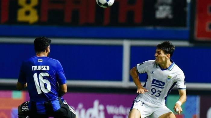 Barba berhadapan dengan pemain Bangkok United (Instagram.com/@persib)