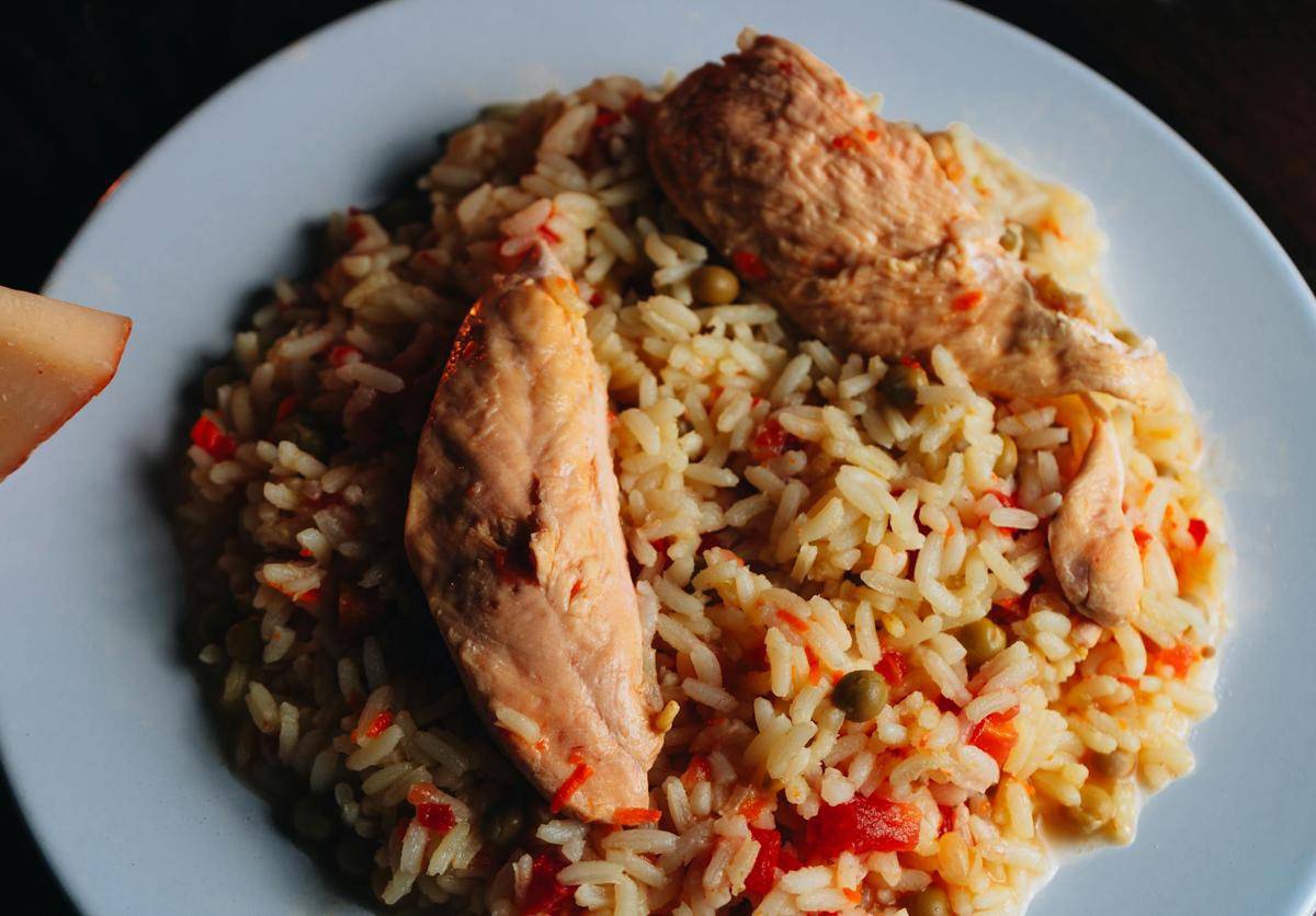 ilustrasi Arroz con Pollo 