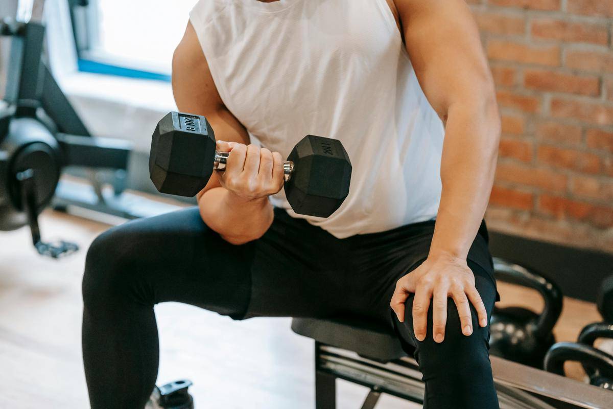 Ilustrasi gerakan gym bicep curl (pexels.com/Bicep curl)