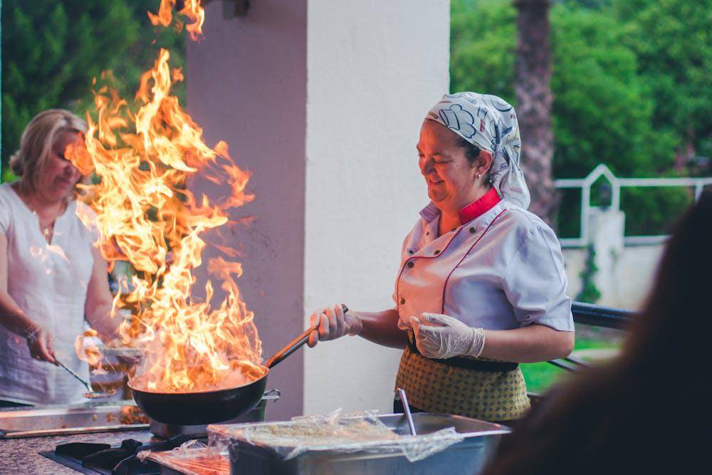 ilustrasi teknik flambe (pexels.com/Bulat Khamitov)