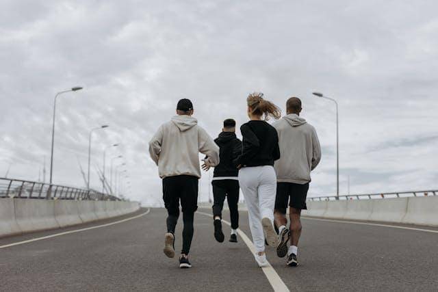 ilustrasi jogging bersama (pexels.com/cottonbro studio)