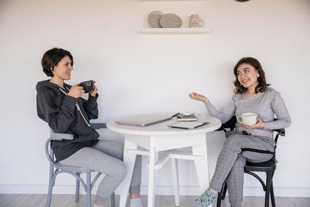 ilustrasi mengobrol dengan teman (pexels.com/KATRIN BOLOVTSOVA)