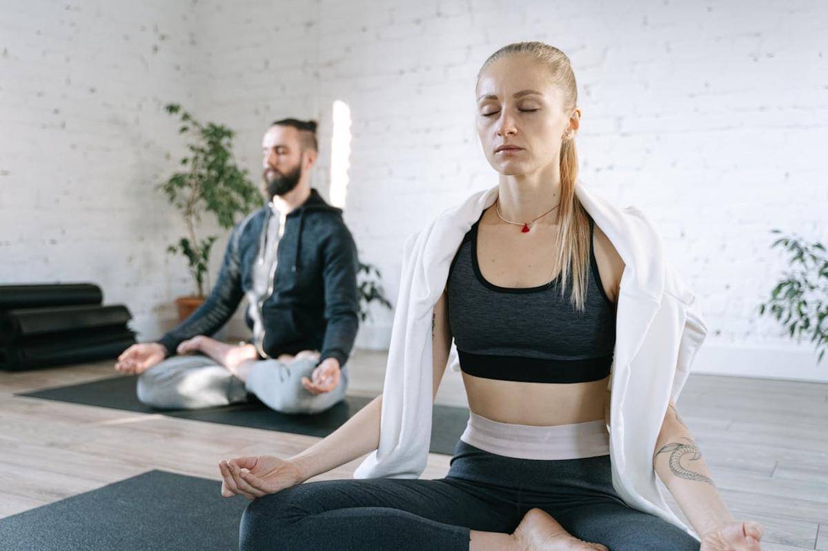 Ilustrasi latihan mindfulness untuk dilakukan bersama pasangan. (pexels.com/Ivan Samkov)