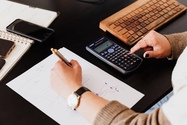 ilustrasi melakukan budgeting (pexels.com/ Photo By: Kaboompics.com)