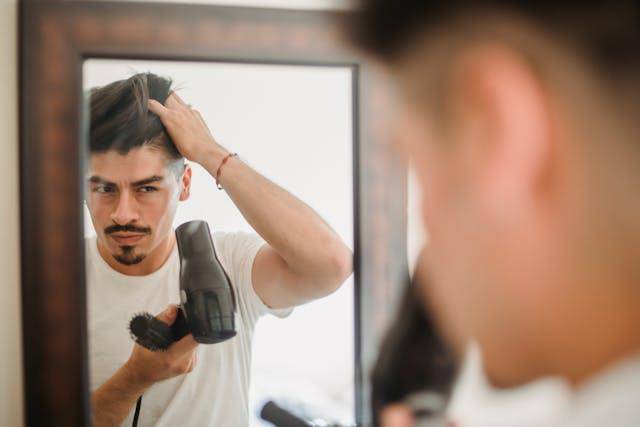 ilustrasi peralatan styling rambut pria (pexels.com/Ketut Subiyanto) 