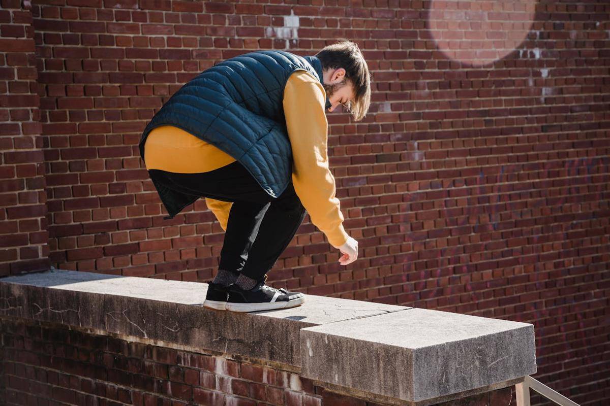 ilustrasi celana jogger (pexels.com/Mary Taylor)