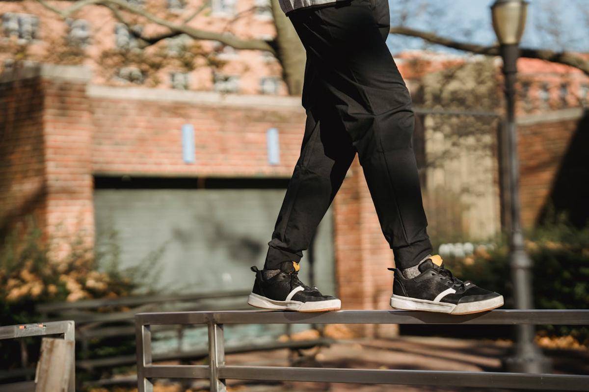 ilustrasi celana jogger (pexels.com/Mary Taylor)