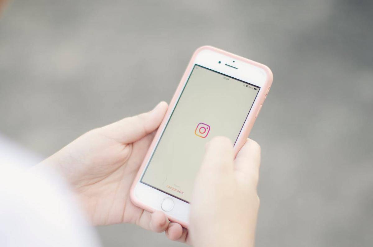 ilustrasi seseorang menggunakan Instagram 