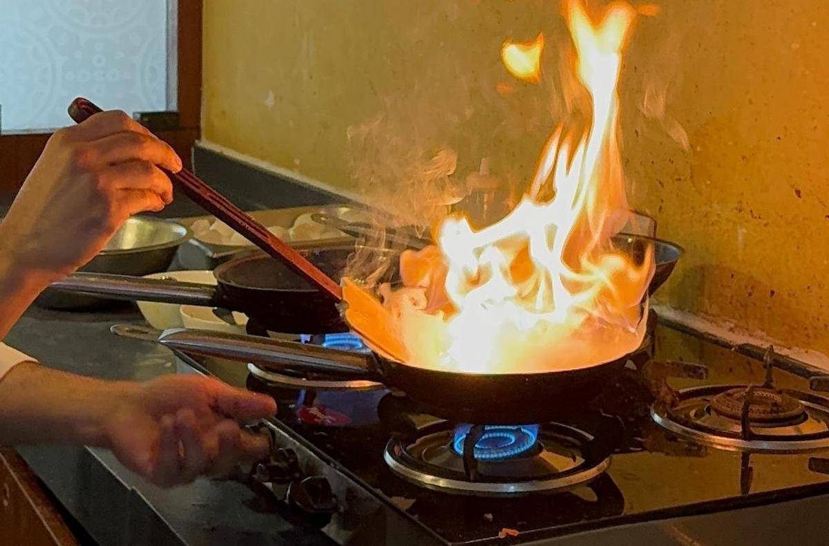 ilustrasi teknik flambe (pexels.com/Misbaa eri)