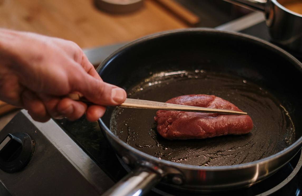 ilustrasi searing daging (pexels.com/cottonbro studio)
