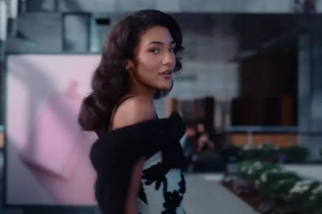 Olivia Dean dalam musik video "So Easy (To Fall In Love)" 