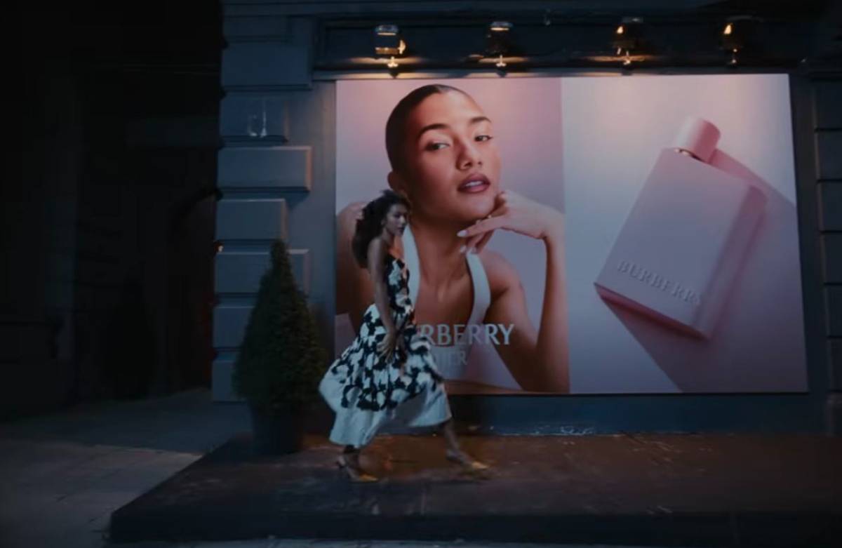 Olivia Dean dalam musik video "So Easy (To Fall In Love)"