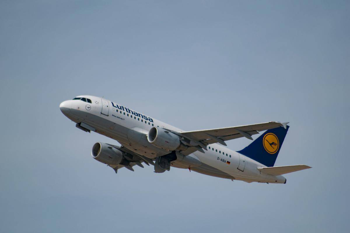 Lufthansa. (unsplash.com/tim_denn)