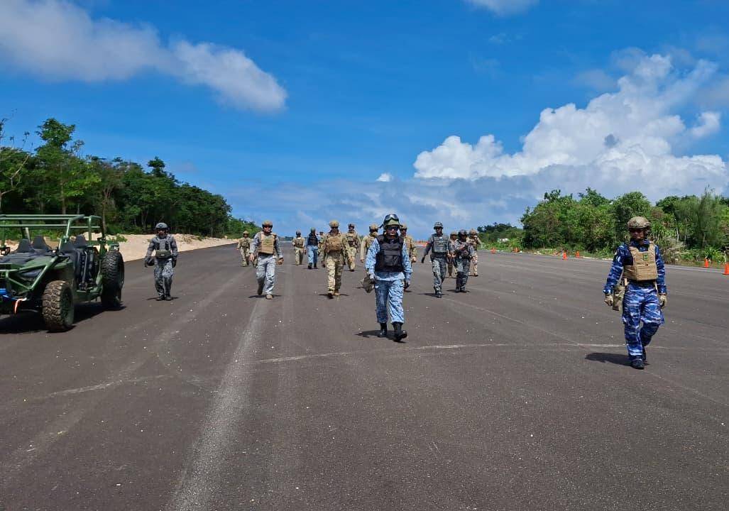 Dua Perwira TNI Angkatan Udara (AU) mengikuti latihan penanggulangan bahan peledak atau Explosive Ordnance Disposal (EOD) dalam rangkaian Indo-Pacific Unity Allies and Partners Engineer Summit (IPU-APES) 2025 di Guam, Amerika Serikat, pada 22–26 September 2025 (dok. Dispenau)
