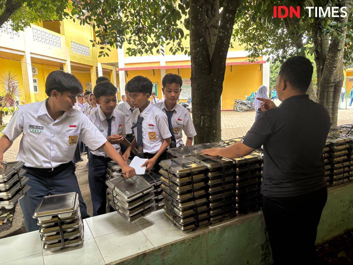 Pembagian MBG di SMPN 34 Medan (IDN Times/Indah Permata Sari)