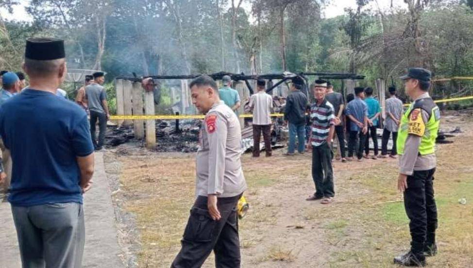 Suasana kebakaran di Desa Rasuan OKU Timur. (Dok. Polsek Madang Suku I)