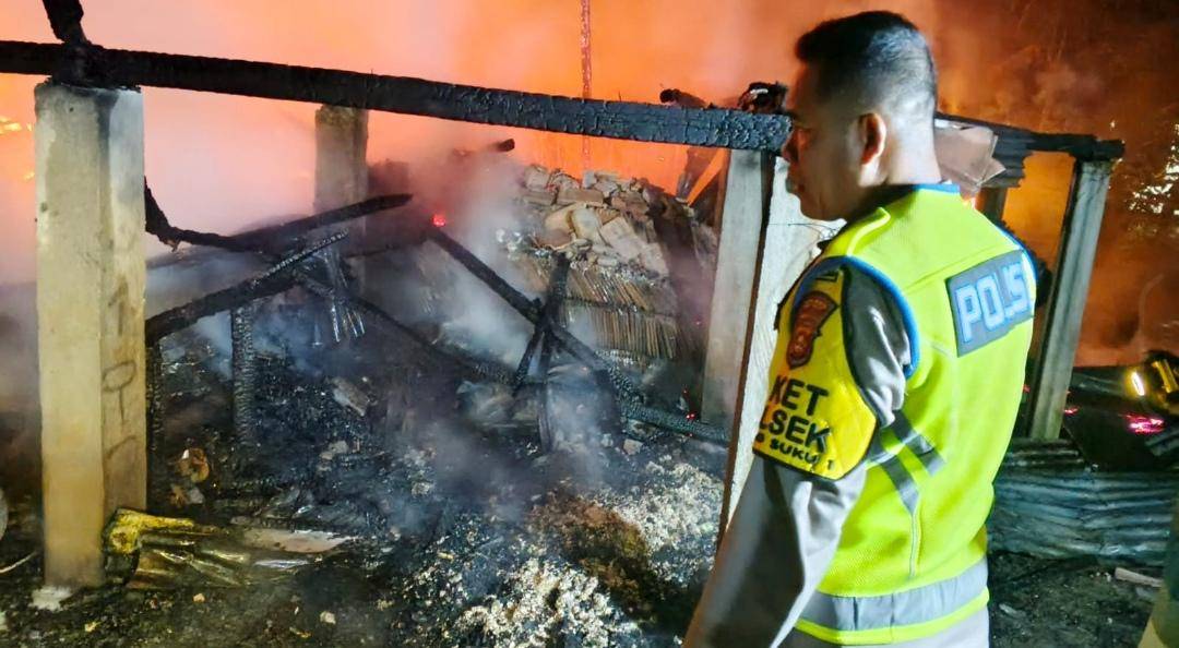 Suasana kebakaran di Desa Rasuan OKU Timur. (Dok. Polsek Madang Suku I)