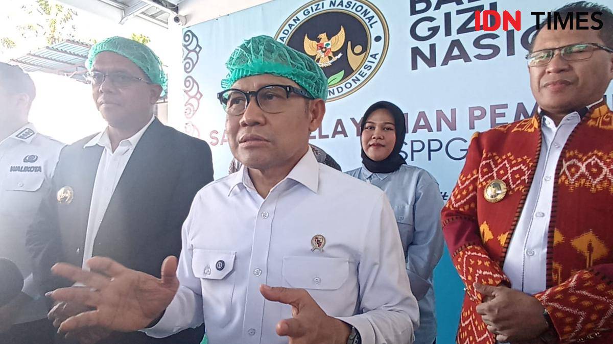 Menteri Koordinator Pemberdayaan Masyarakat (Menko PM) Muhaimin Iskandar mengunjungi SPPG Kupang Timur, Nusa Tenggara Timur, Rabu (1/10/2025). (IDN Times/IDN Times Dini Suciatiningrum)