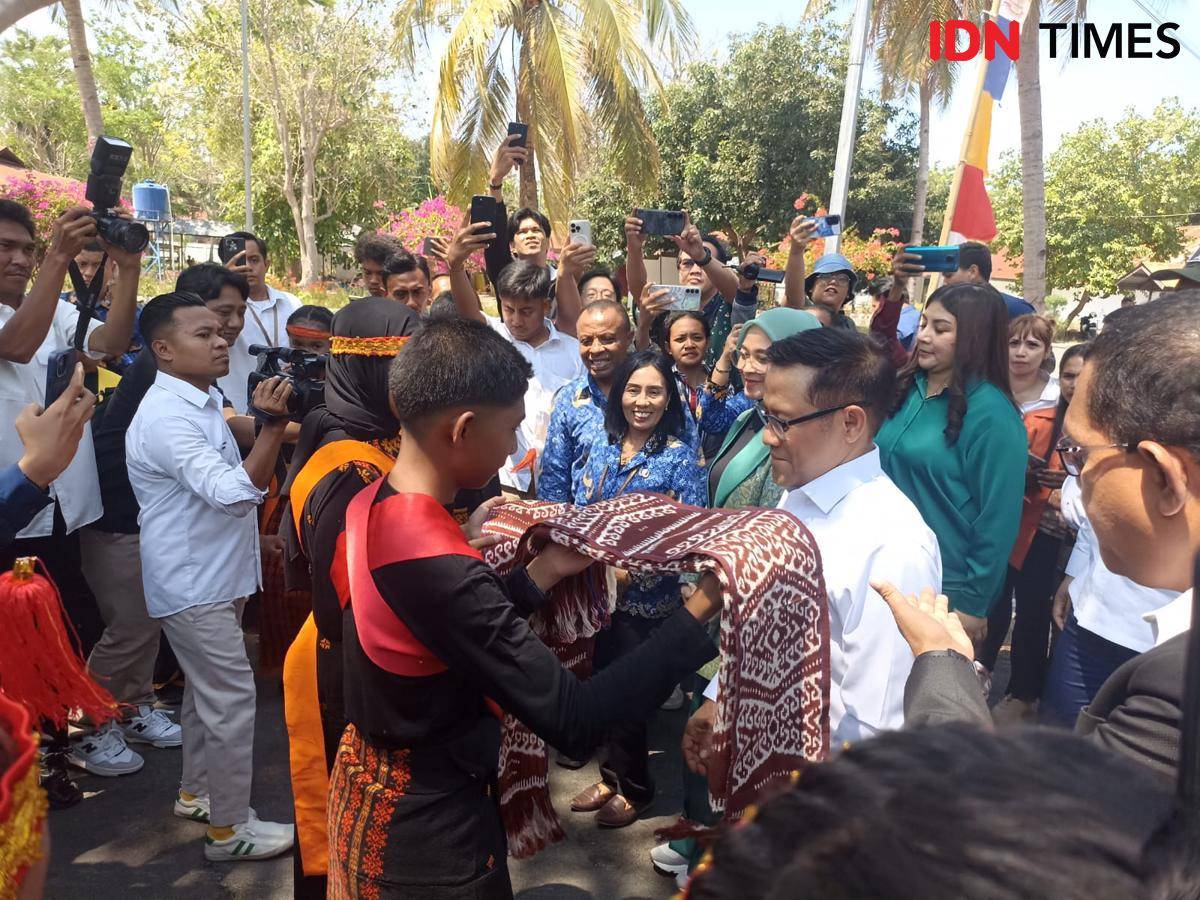 Menteri Koordinator Pemberdayaan Masyarakat (Menko PM) Muhaimin Iskandar mengunjungi Sekolah Rakyat Menengah Pertama 19 di Kabupaten Kupang, Nusa Tenggara Timur, Rabu (01/10/2025). (IDN Times/IDN Times Dini Suciatiningrum)