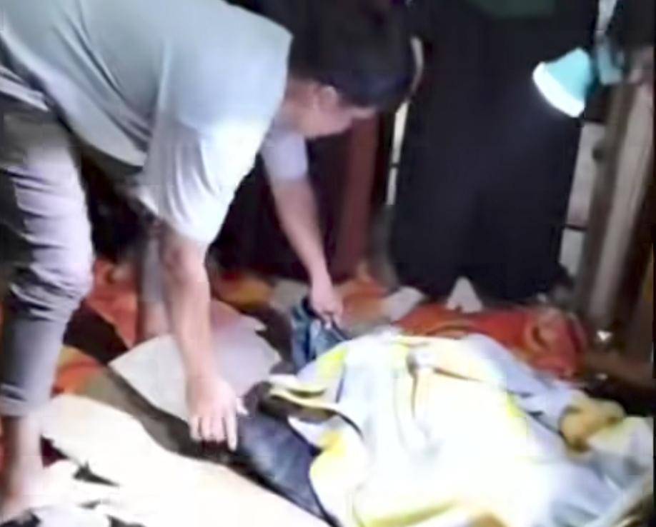 Warga Desa Rasuan mengevakuasi jasad 4 anak yang tewas dalam kebakaran. (Dok. Istimewa)