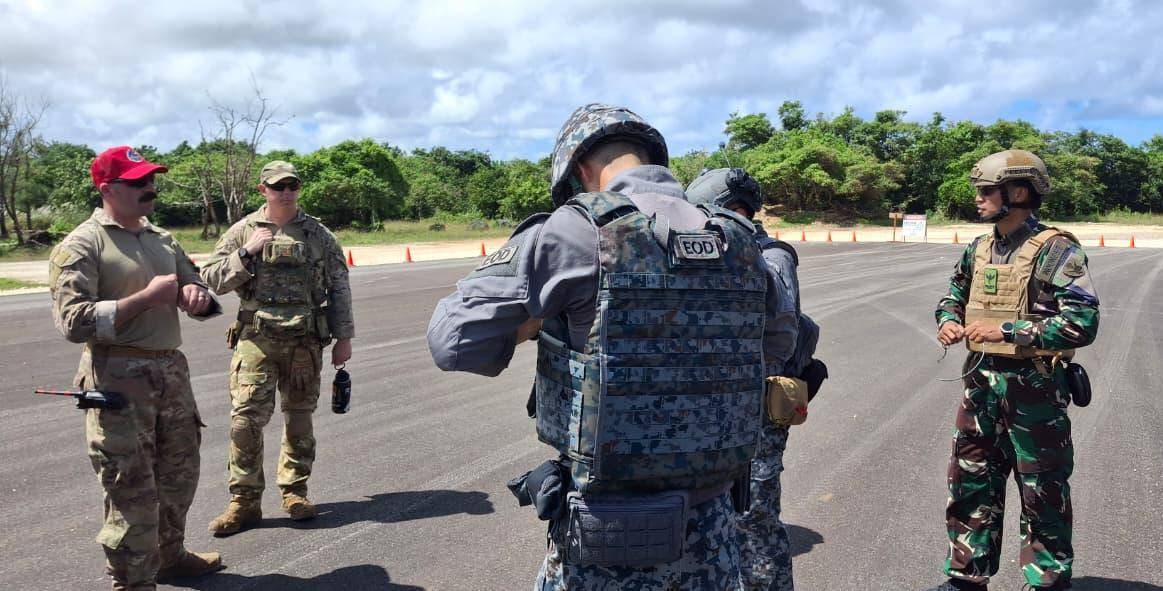 Dua Perwira TNI Angkatan Udara (AU) mengikuti latihan penanggulangan bahan peledak atau Explosive Ordnance Disposal (EOD) dalam rangkaian Indo-Pacific Unity Allies and Partners Engineer Summit (IPU-APES) 2025 di Guam, Amerika Serikat, pada 22–26 September 2025 (dok. Dispenau)