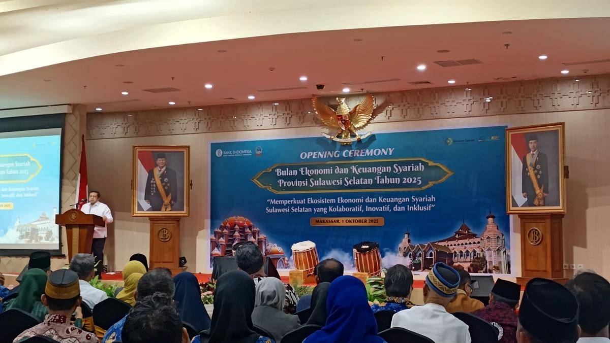 Kepala BPJPH Ahmad Haikal Hasan memberi sambutan dalam Opening Ceremony Bulan Ekonomi dan Keuangan Syariah Sulsel 2025 di Baruga Phinisi KPwBI, Makassar, Rabu (1/10/2025). (IDN Times/Asrhawi Muin)