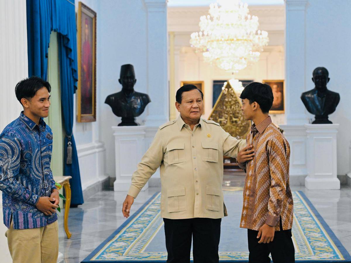 Presiden Prabowo bertemu Mario Aji dan Veda Ega Pratama. (Dok. Sekretariat Presiden)