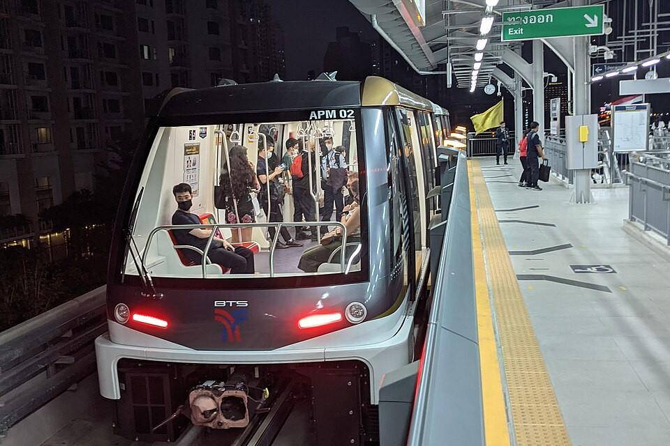 Kereta Gold Line di Stasiun Krung Thon Buri, Bangkok, Thailand