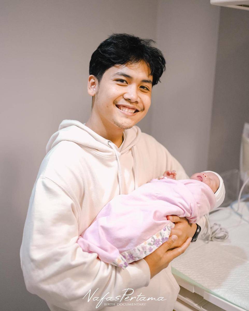 istri Bintang Emon melahirkan 