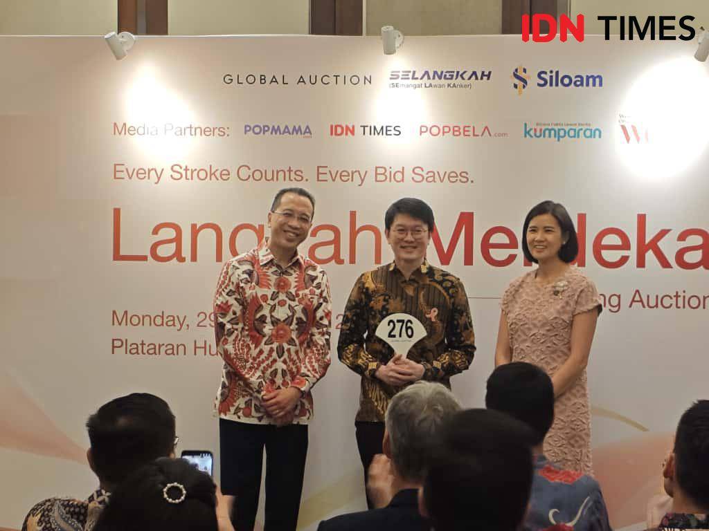 David Utama, Caroline Riady, dan salah satu peserta lelang tertinggi di acara "Langkah Merdeka, An Art Auction Evening to Support Selangkah Program" pada Senin malam (29/9/2025) di Indonesia Raya Room di Hutan Kota by Plataran, Senayan. (IDN Times/Febriyanti Revitasari)